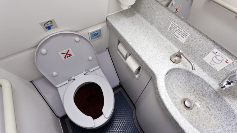 La sigur n-ai știut asta: Unde se duc deșeurile de la toaleta din avion